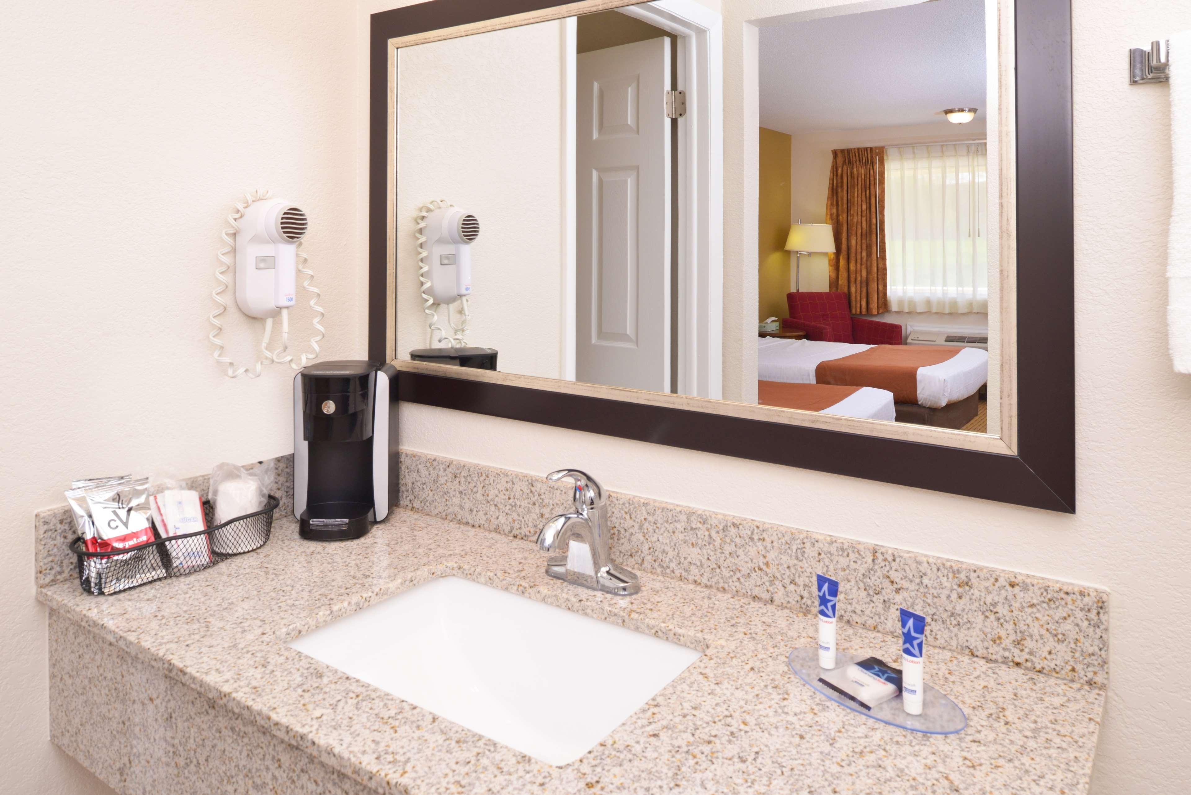 Americas Best Value Inn Plattsburgh Extérieur photo