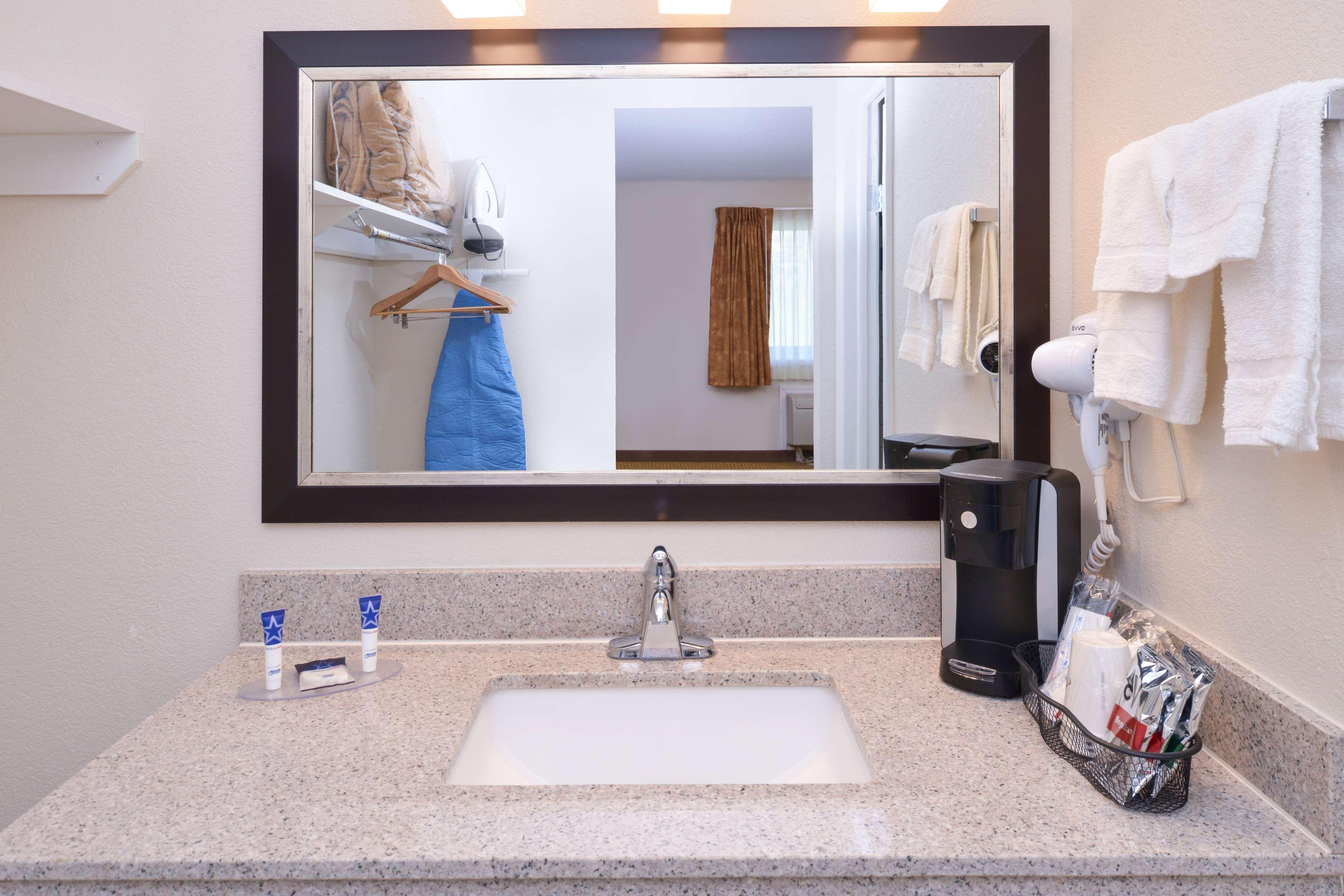 Americas Best Value Inn Plattsburgh Extérieur photo