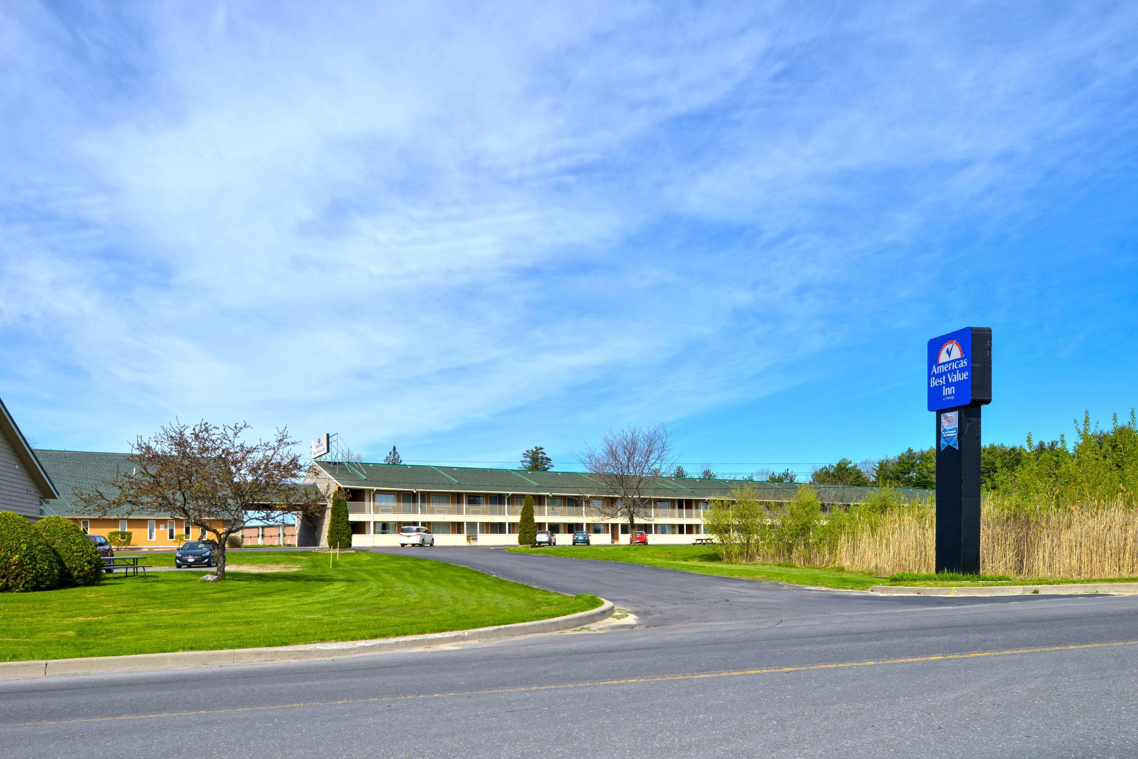 Americas Best Value Inn Plattsburgh Extérieur photo