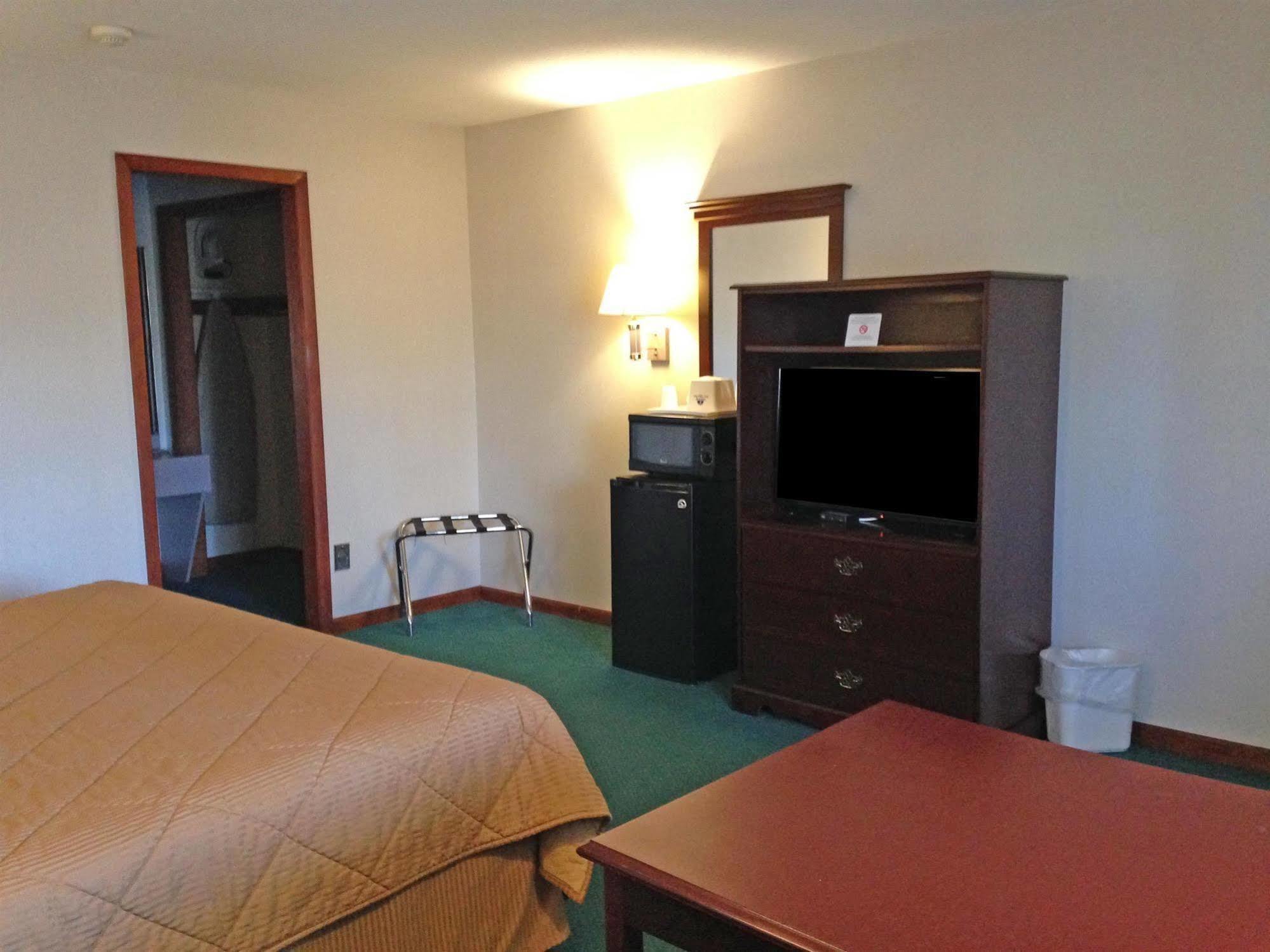 Americas Best Value Inn Plattsburgh Extérieur photo
