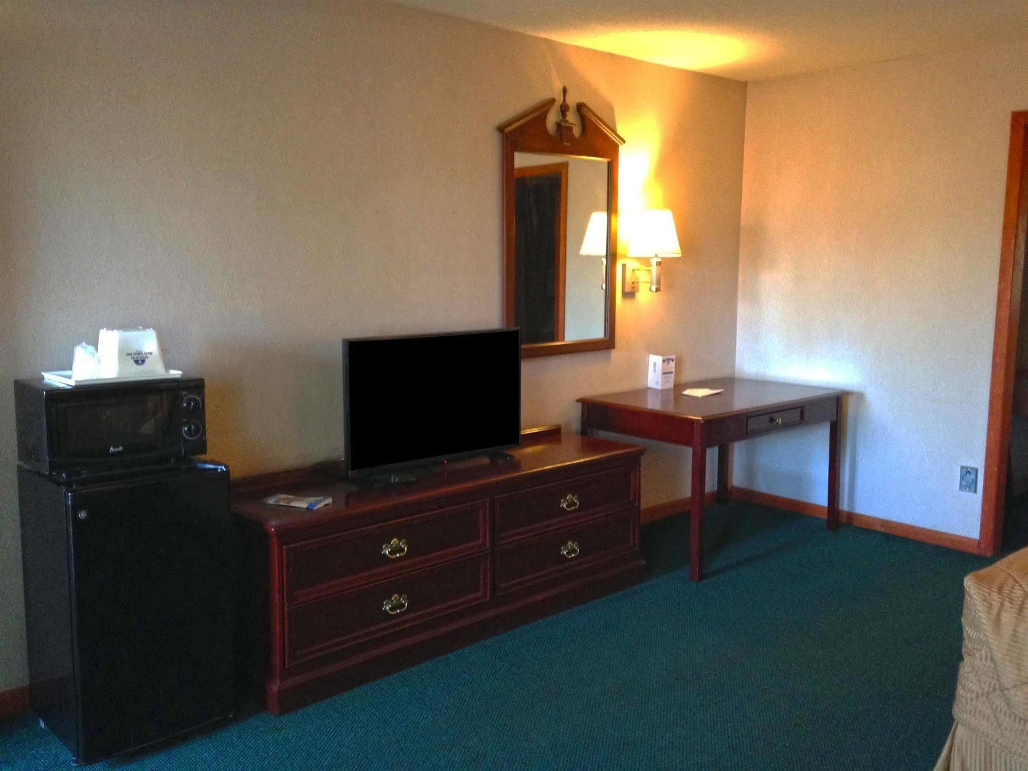 Americas Best Value Inn Plattsburgh Extérieur photo